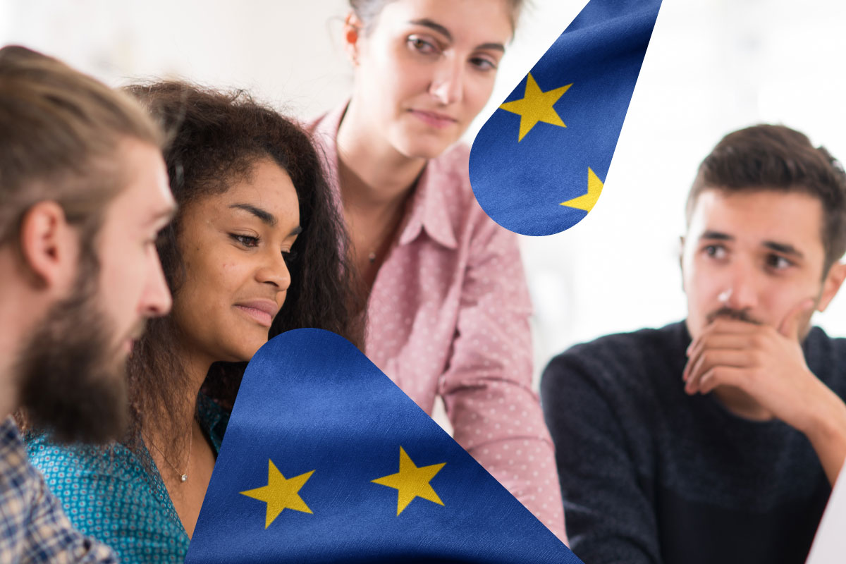 Kombinasjon av to bilder. Det ene viser fire personer i møte, en person leder diskusjonen. Det andre er et EU-flagg med gule stjerner på blå bakgrunn.