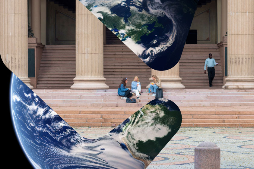 Fotocollage av fire personer ved trappene til en bygning med store søyler – tre sitter og snakker, én går ned trappen. Bildet er lagt over Jorden sett fra verdensrommet.